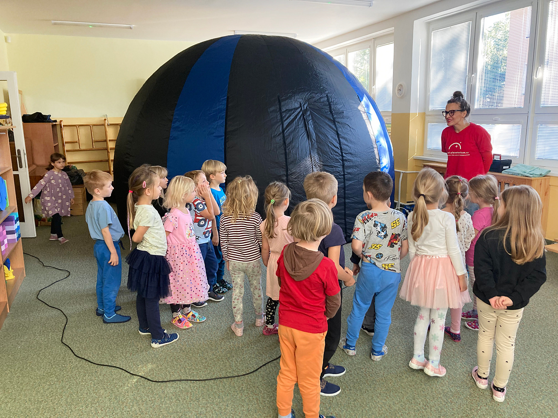 MALÁ KUPOLE POJME AŽ 20 PŘEDŠKOLNÍCH DĚTÍ A TUTO LZE UMÍSTIT V BĚŽNÉ HERNĚ